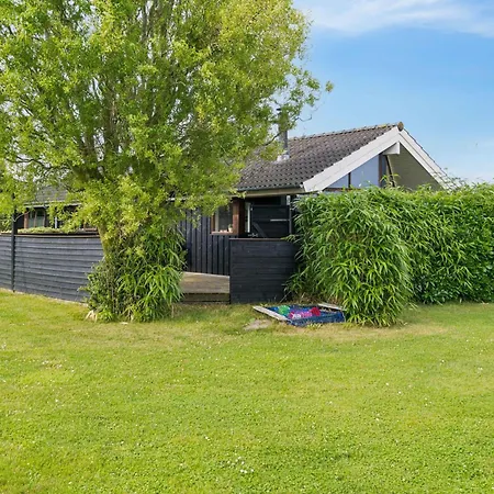 Well-equipped Summer House Near Skovmose Feriehus Nedre Lysabild
